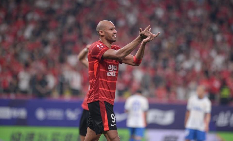 FSHBu, 弧左脚低射